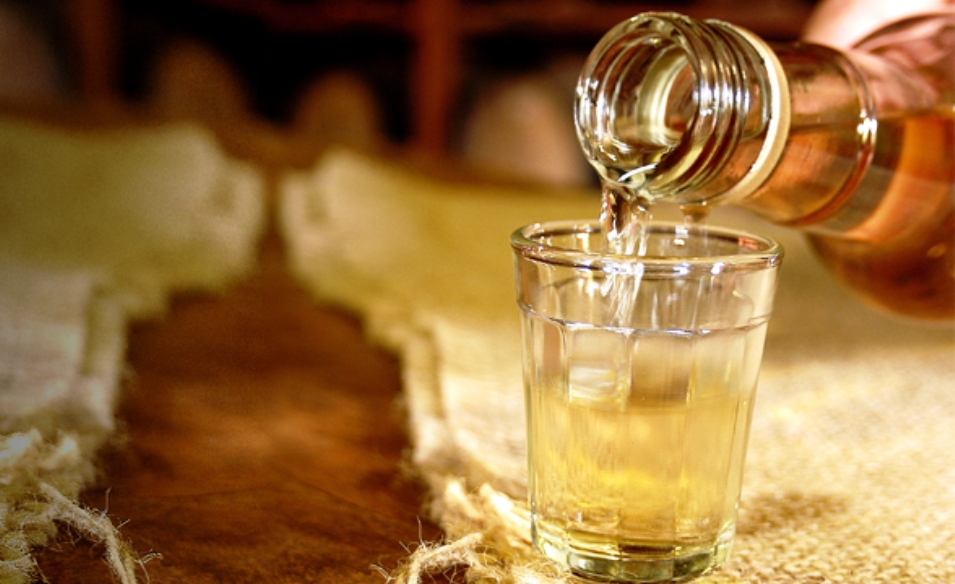 Cachaça sendo servida em um copo