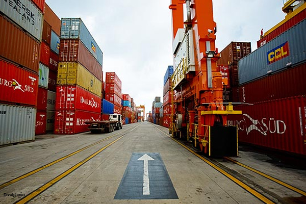 Pátio portuário com contêineres e equipamentos de movimentação